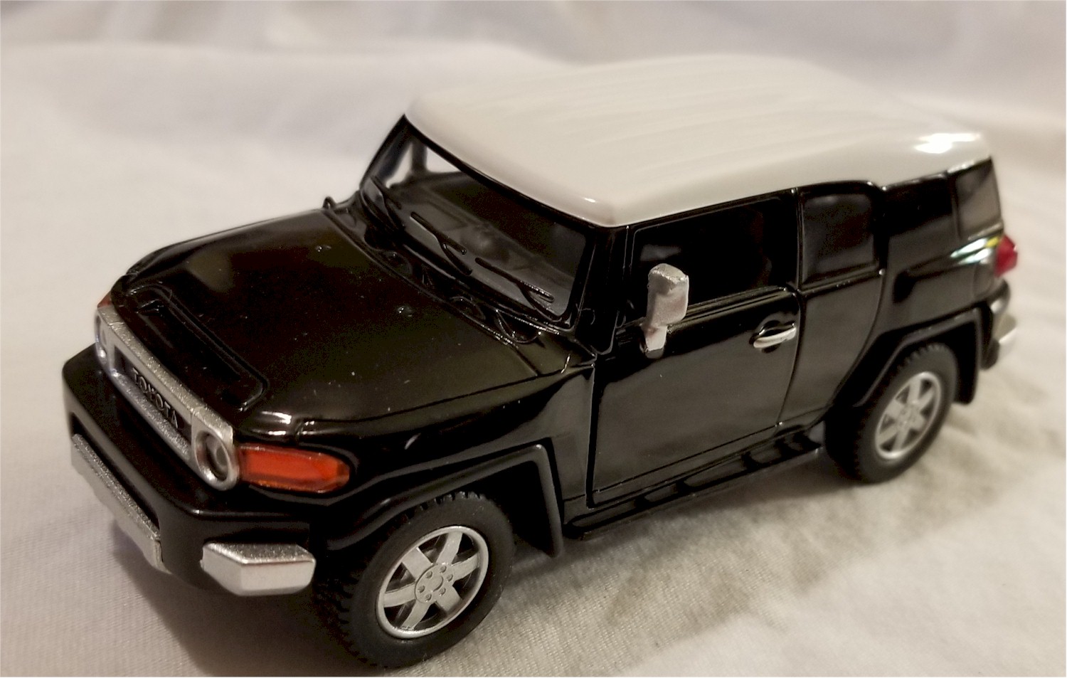 Kinsmart - 1:36 Scale Model Toyota FJ Cruiser Black (BBKT5343DBK