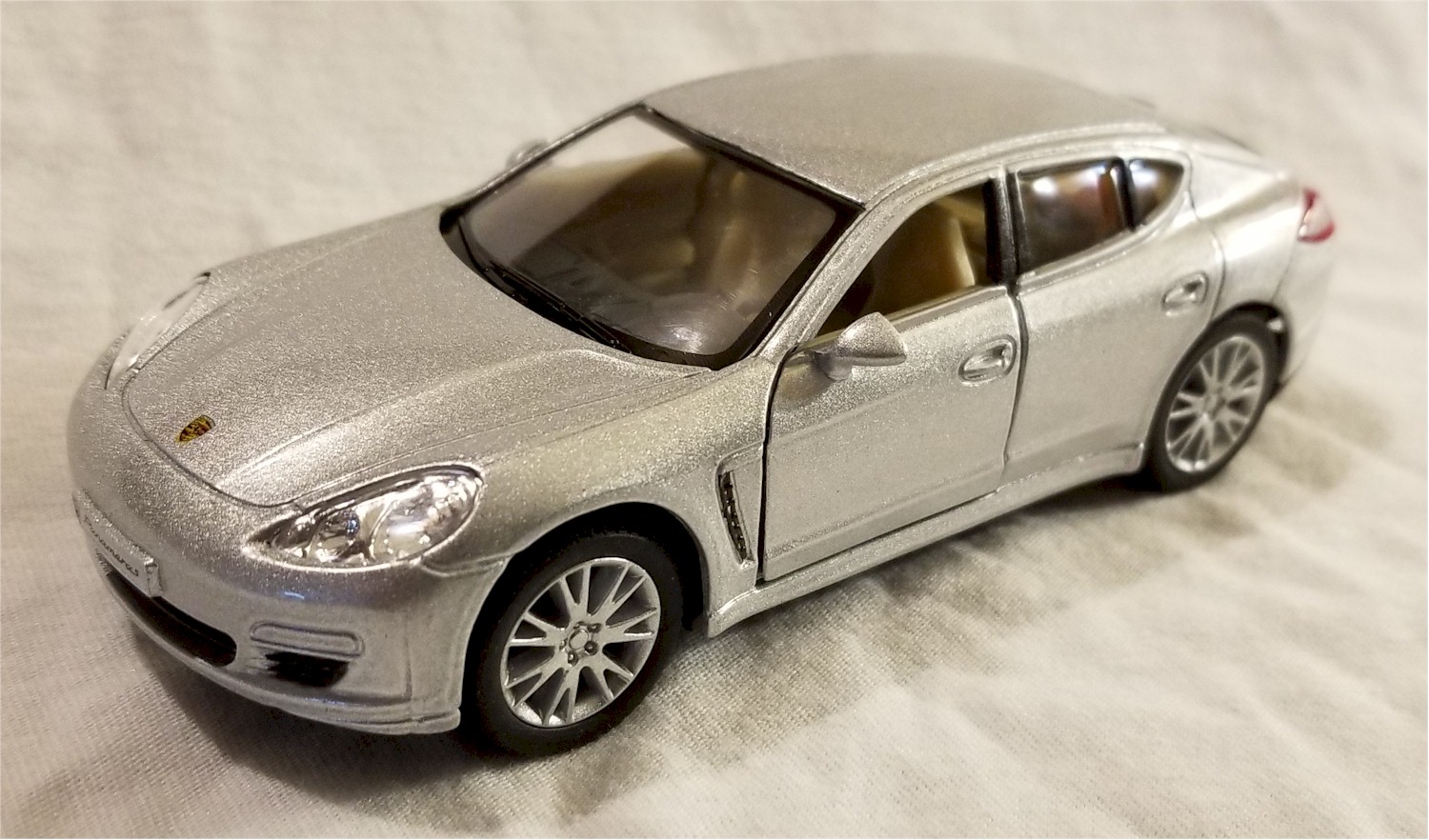 Kinsmart - 1:40 Scale Model Porsche Panamera S Silver (BBKT5347DS