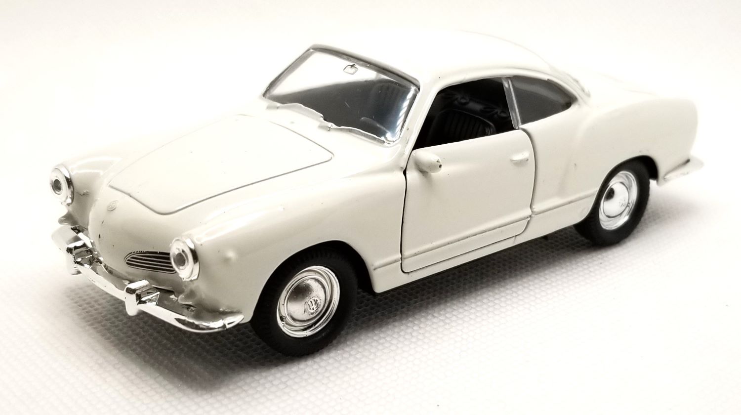 Welly - 1:34-1:39 Scale Model Volkswagen Karmann Ghia Coupe White