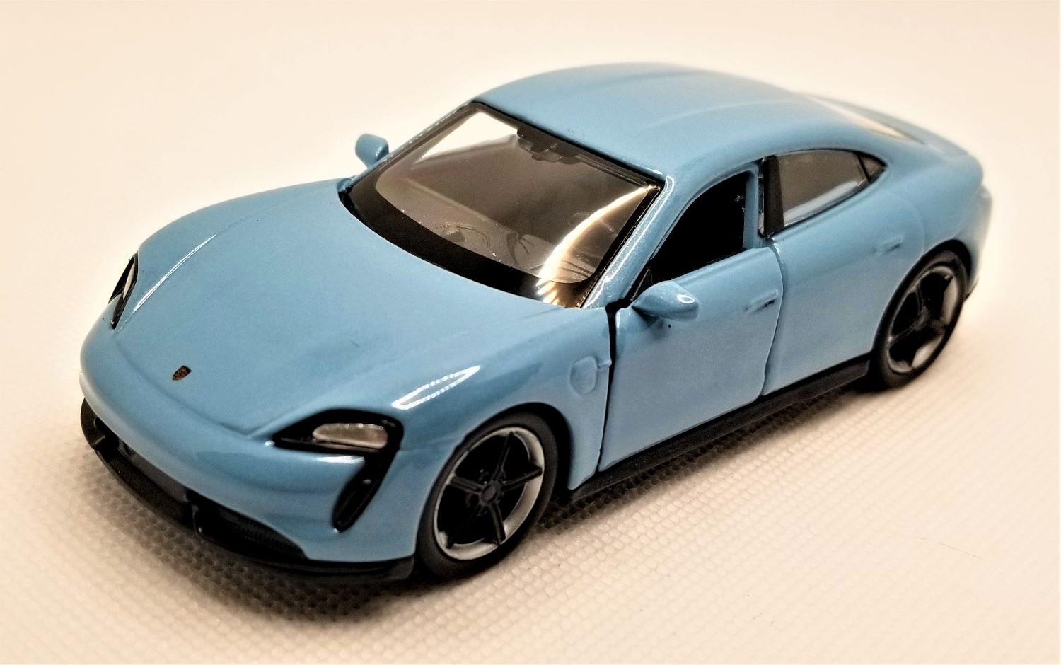 Welly - 1:34-1:39 Scale Model Porsche Taycan Turbo S Blue