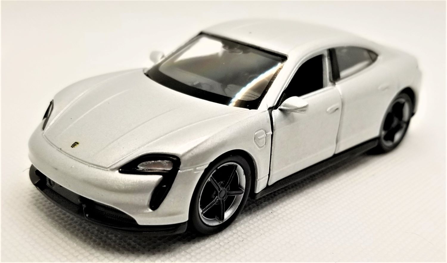 ポルシェ Taycan Turbo S スケールモデル Welly - 1:34-1:39 Scale Model Porsche Taycan Turbo S Silver